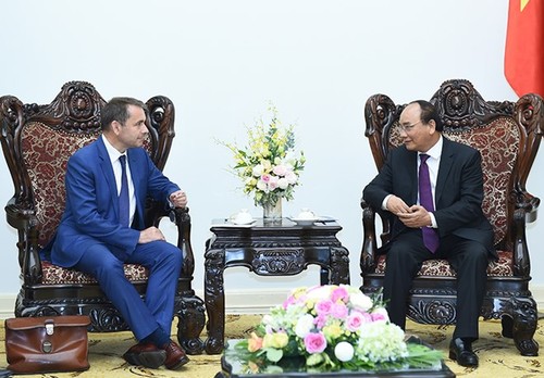 Prime Minister backs Hanoi railways project with France  - ảnh 1